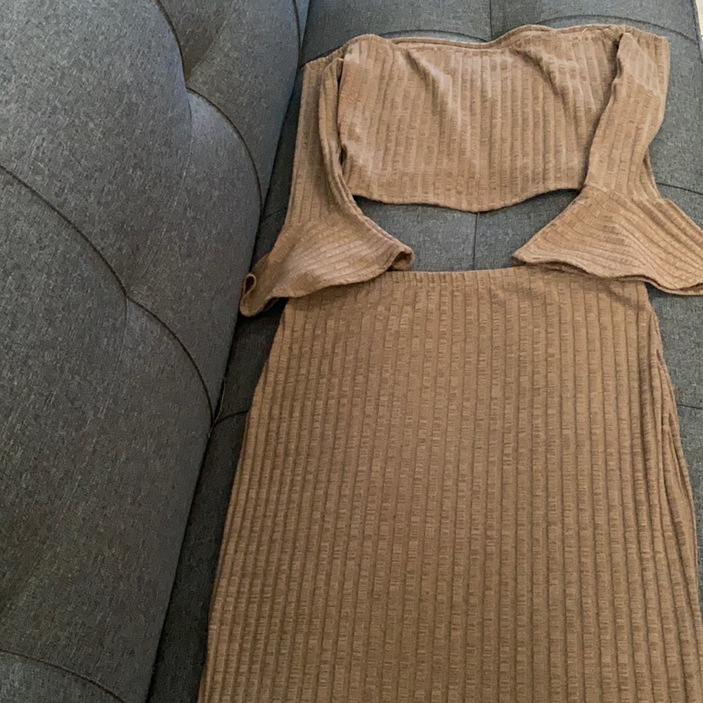 Off shoulders blouse and skirt set.